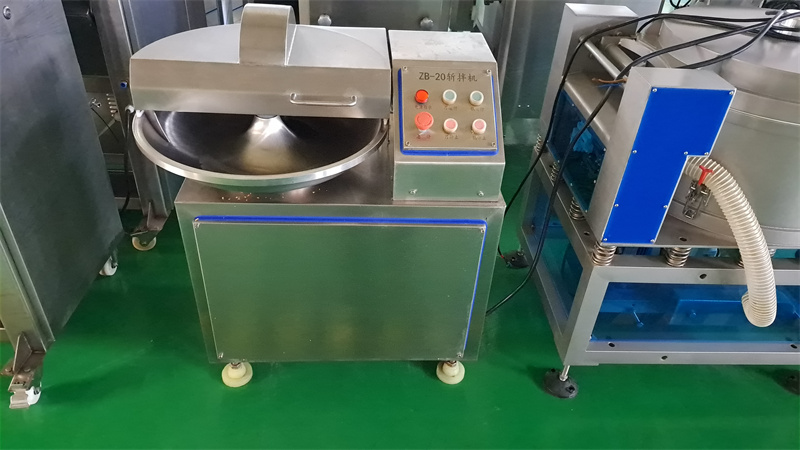 20升的小型斬拌機對肉菜切碎拌餡細膩均勻，深受小作坊喜歡 