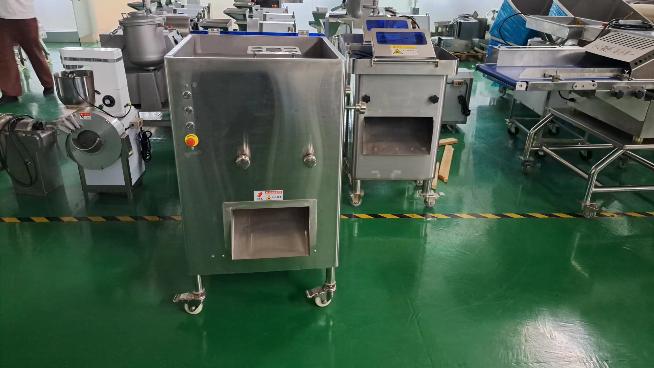 小型廚房用商用切肉機應(yīng)對鮮肉切片切絲游刃有余