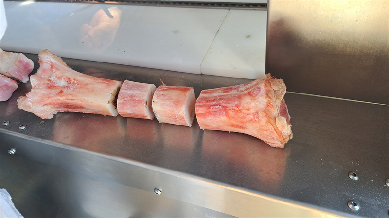 牛棒骨、豬脛骨鋸塊切段，帶骨鮮肉自動(dòng)進(jìn)料鋸骨機(jī)介紹 